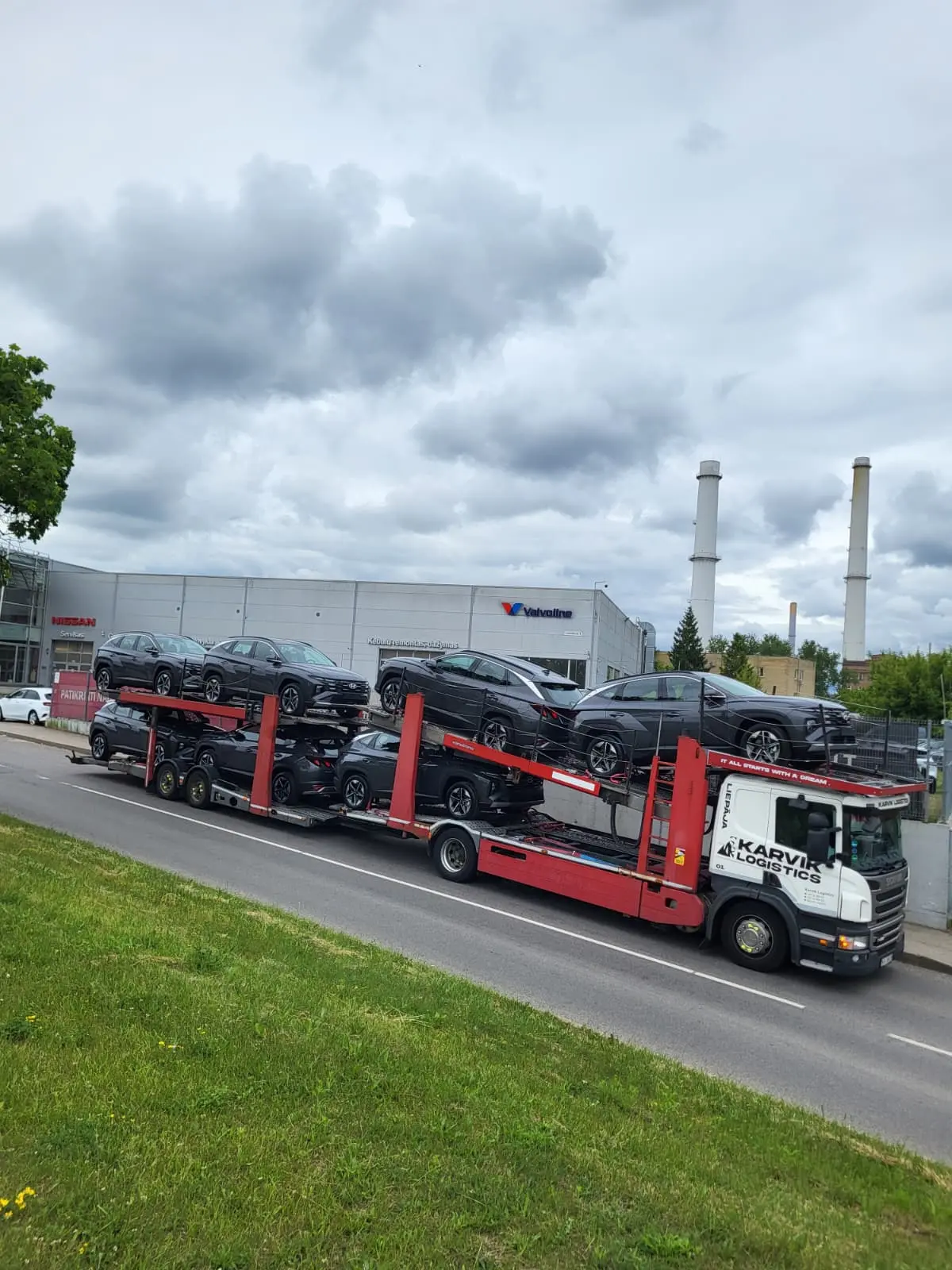 Jaunu un lietotu auto piegāde — KARVIK Logistics